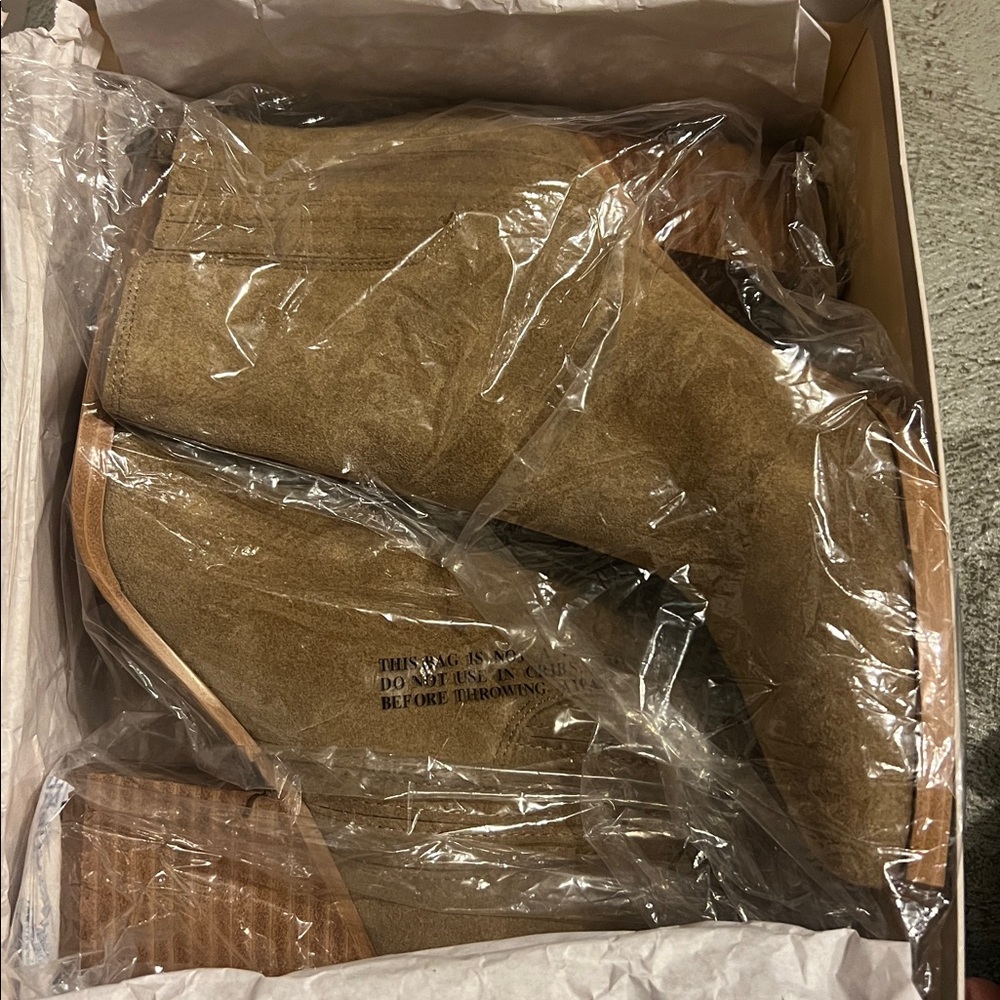NIB Marc Fisher OSHAY Tan Suede Ankle Boots - Picture 6 of 7
